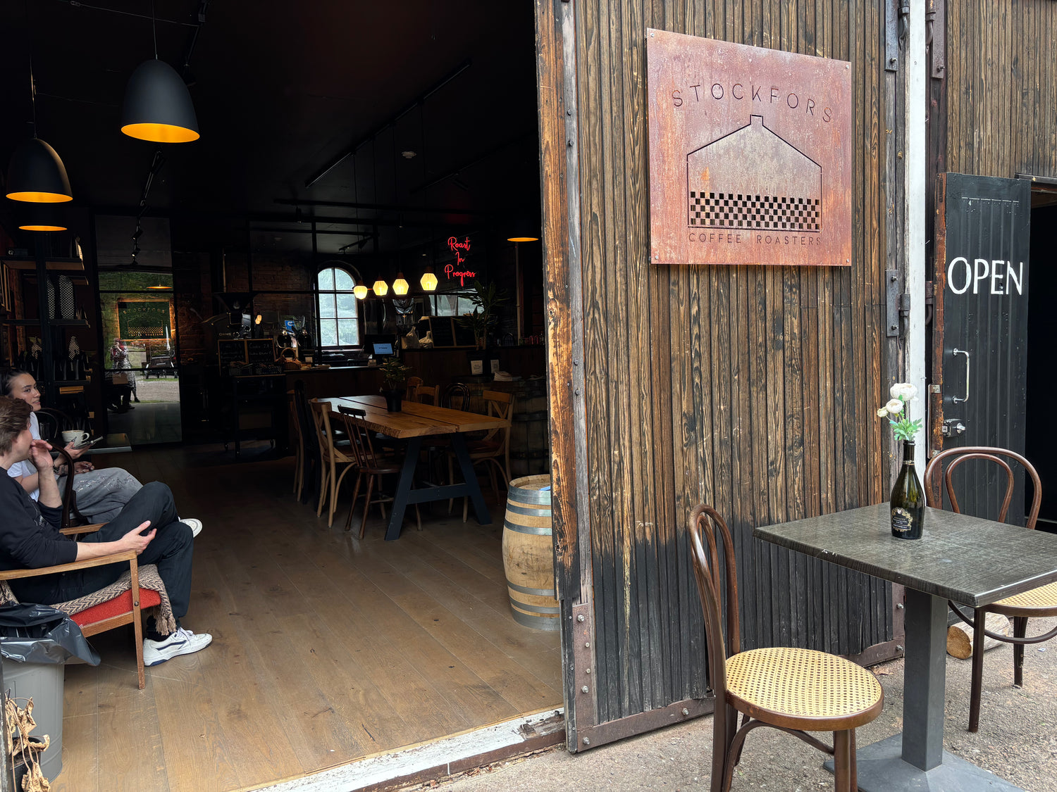 Ingången och terrassen till Stockfors Coffee Roasters kafé vid Strömfors bruk