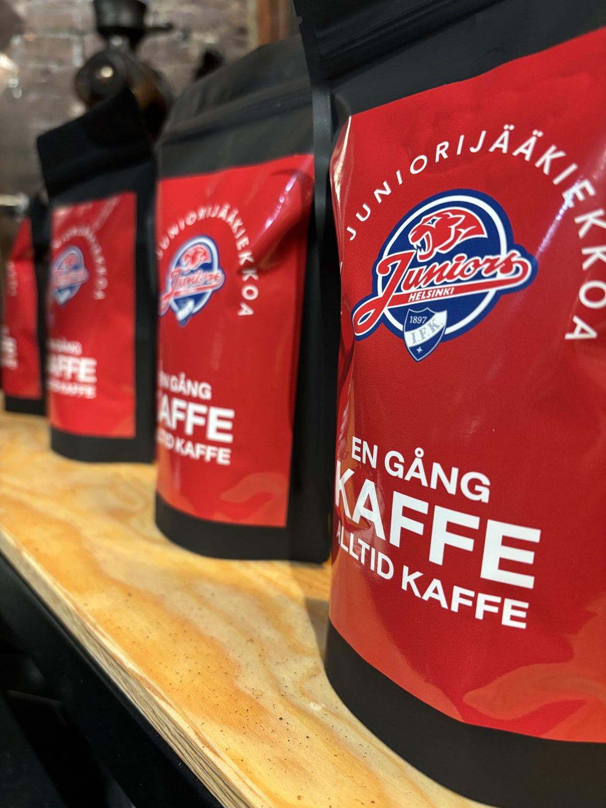 Logokaffe: röda kaffepåsar med kundens egen logo